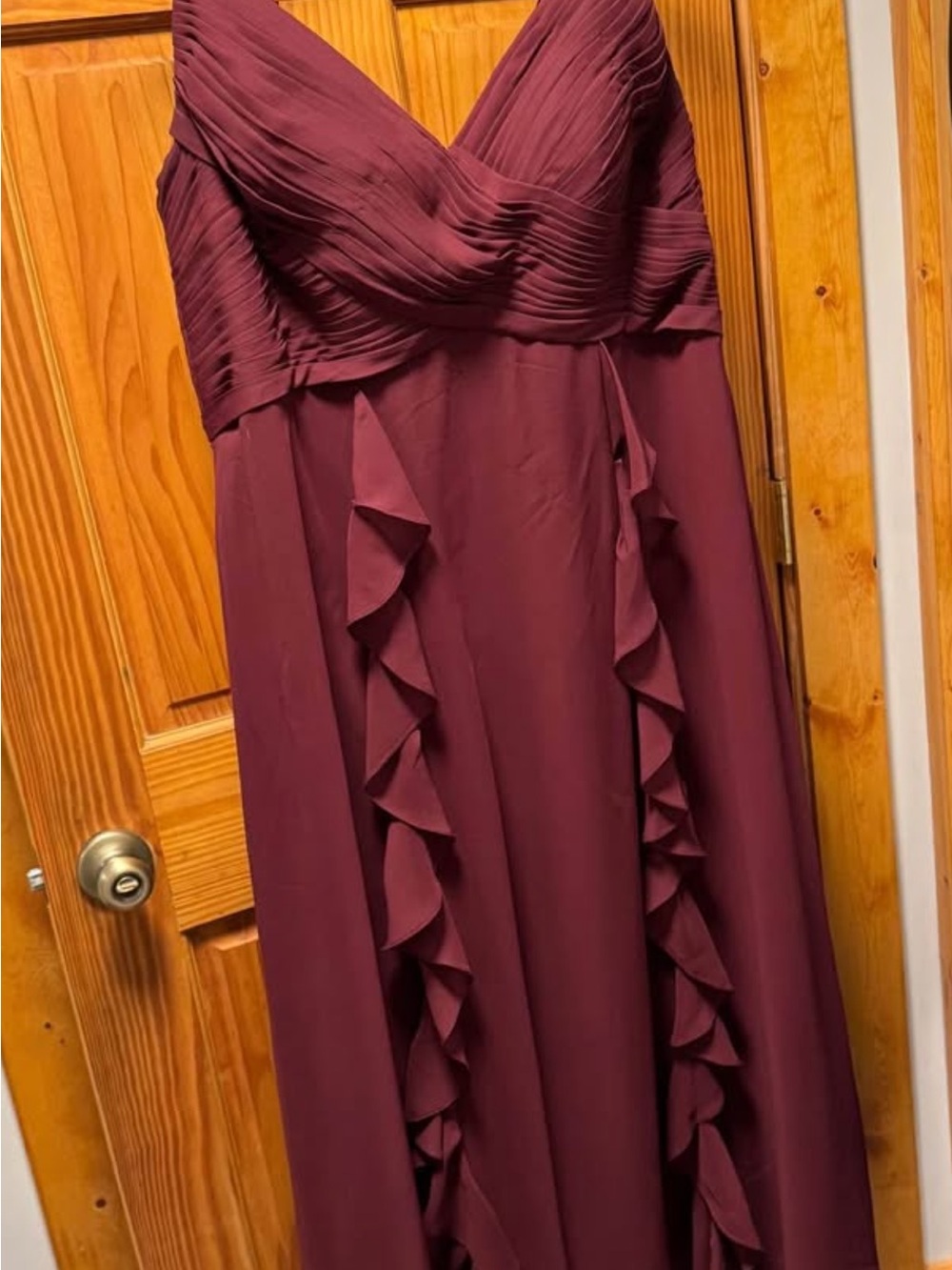 Elegant Burgundy Ruffle-Trim V-Neck Bridesmaid/MOH Dress